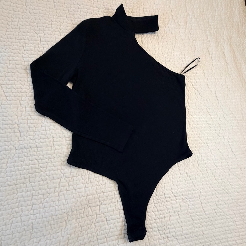 Black One-Shoulder Bodysuit - Picture 2 of 4